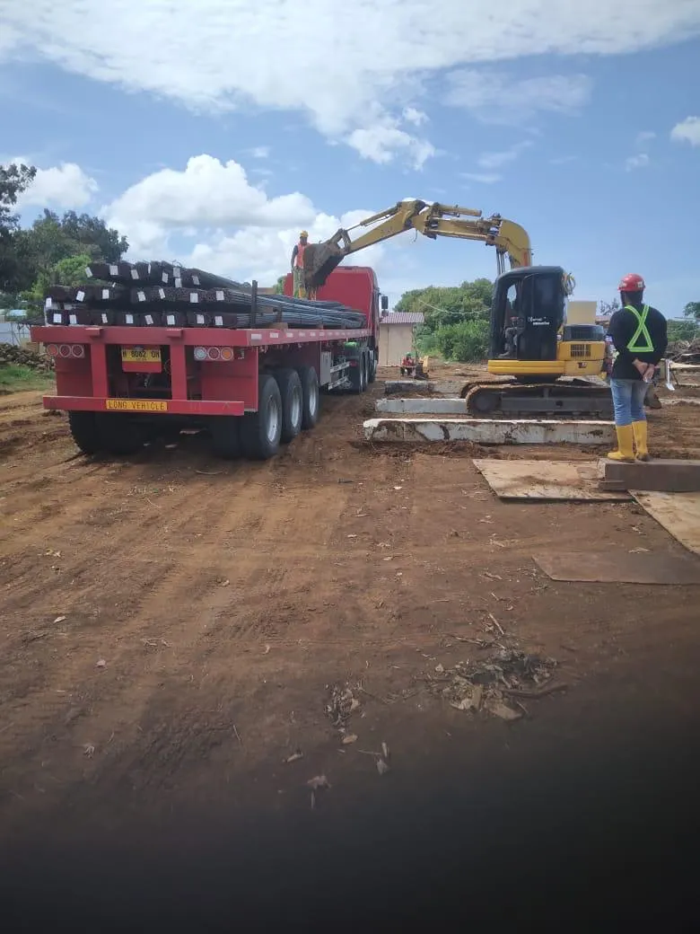 Pengiriman besi beton ke lokasi proyek