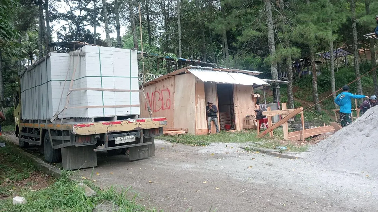 Pengiriman material ke lokasi Dapur MBG