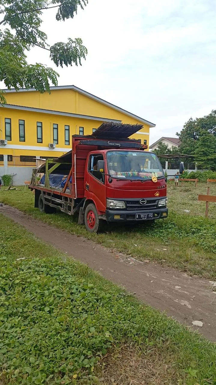 Truk pengiriman material di lokasi proyek