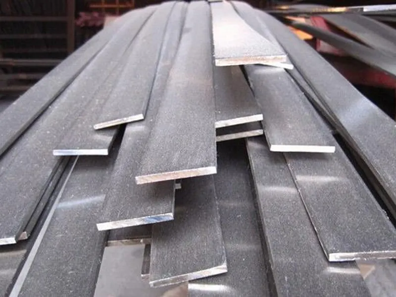 Tumpukan plat strip besi